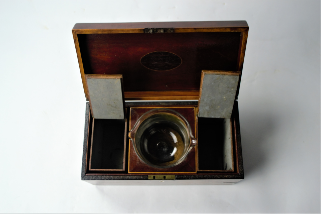 Исследуйте нашу изысканную чайную шкатулку из грузинского махагона с кипятильником и свинцовым внутренним покрытием. Действуйте прямо сейчас и добавьте этот уникальный, хорошо сохранившийся предмет в свою коллекцию!