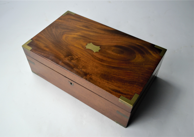 Откройте для себя нашу коллекцию письменных столов из махагона середины 19-го века! Эта вещь содержит чернильницу и находится в отличном состоянии. Купите сейчас и добавьте классический штрих в ваш дом.