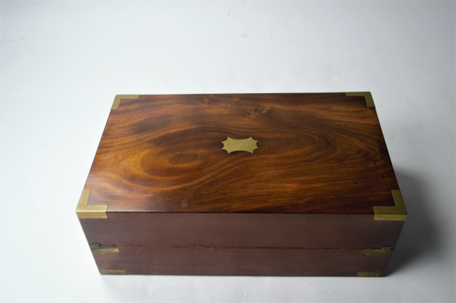 Откройте для себя нашу коллекцию письменных столов из махагона середины 19-го века! Эта вещь содержит чернильницу и находится в отличном состоянии. Купите сейчас и добавьте классический штрих в ваш дом.