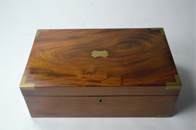 Откройте для себя нашу коллекцию письменных столов из махагона середины 19-го века! Эта вещь содержит чернильницу и находится в отличном состоянии. Купите сейчас и добавьте классический штрих в ваш дом.