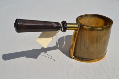 Discover our collection of authentic old horn scoops. Measuring 4.5 inches high, these unique items add a timeless charm to any setting. Shop now!