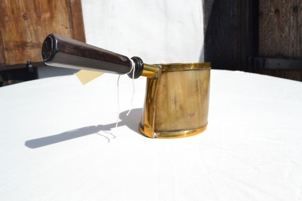 Discover our collection of authentic old horn scoops. Measuring 4.5 inches high, these unique items add a timeless charm to any setting. Shop now!