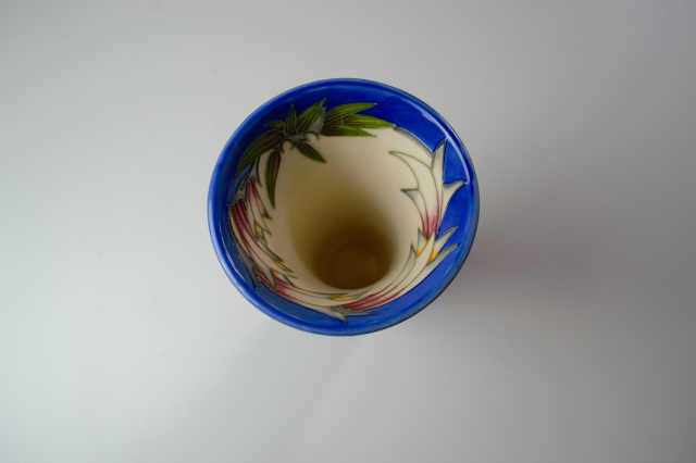 Discover the elegance of the Moorcroft Ivory Bell Vase 2004. Standing at 16cm high, it adds beauty to any space. Shop now to enhance your decor!