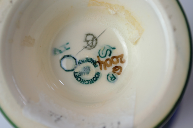 Discover the elegance of the Moorcroft Ivory Bell Vase 2004. Standing at 16cm high, it adds beauty to any space. Shop now to enhance your decor!