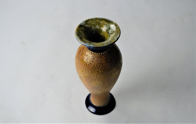 Откройте для себя очаровательную коллекцию Royal Doulton Lambeth с автографом GC Nellie Garbeth, 1879-1910 гг. Раскройте античное искусство! Покупайте сейчас и погрузитесь в историю.