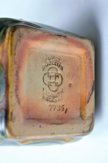 Odkryj naszą gamę Royal Doulton Lambeth 1912-1956, podpisaną AT, numer wzoru 7735. Kupuj teraz unikalne antyki o gwarantowanej jakości!