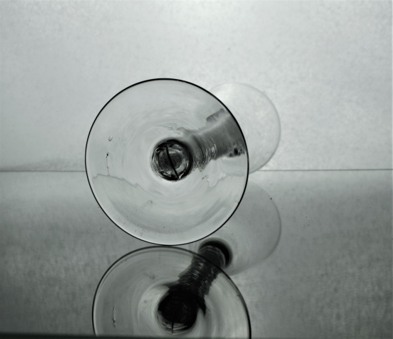 Откройте для себя наш многоцветный грузинский круглый непрозрачный стакан для еды с ручкой в виде воронки. Высотой 16 см, он идеально подходит для вашей кухни. Покупайте сейчас и улучшите свой опыт обеда!