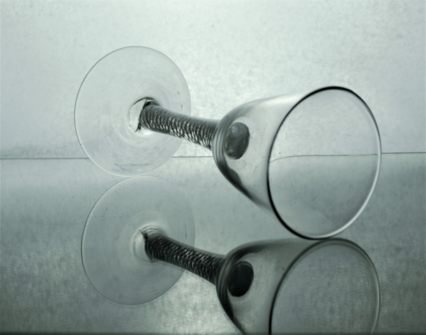 Откройте для себя наш многоцветный грузинский круглый непрозрачный стакан для еды с ручкой в виде воронки. Высотой 16 см, он идеально подходит для вашей кухни. Покупайте сейчас и улучшите свой опыт обеда!