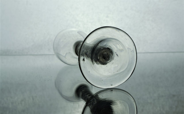 Откройте для себя антикварный шик с нашей грузинской овоидной чашей на ножке с многослойным матовым кручением. Высота 13 см. Приобретите сейчас изысканные бокалы для питья!