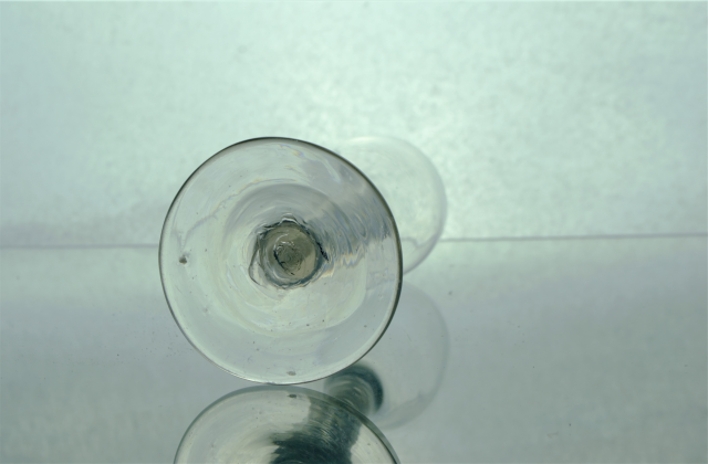 Откройте для себя антикварный шик с нашей грузинской овоидной чашей на ножке с многослойным матовым кручением. Высота 13 см. Приобретите сейчас изысканные бокалы для питья!