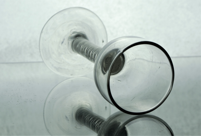 Откройте для себя антикварный шик с нашей грузинской овоидной чашей на ножке с многослойным матовым кручением. Высота 13 см. Приобретите сейчас изысканные бокалы для питья!