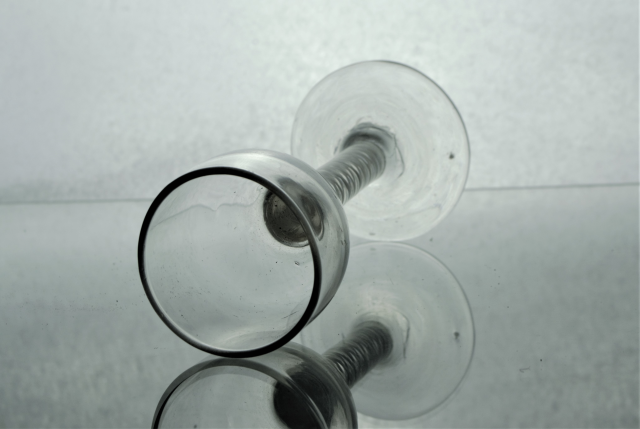 Откройте для себя антикварный шик с нашей грузинской овоидной чашей на ножке с многослойным матовым кручением. Высота 13 см. Приобретите сейчас изысканные бокалы для питья!