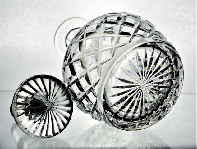 Explore our selection of 20th century cut glass decanters, 94cm in height. Act now to add a unique piece to your collection!