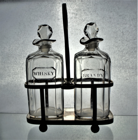 Discover our late 19th/20th century silver-plated Tantalus with two decanters for whisky and brandy. Buy now to enjoy vintage luxury!