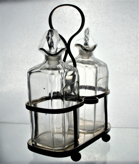 Discover our late 19th/20th century silver-plated Tantalus with two decanters for whisky and brandy. Buy now to enjoy vintage luxury!