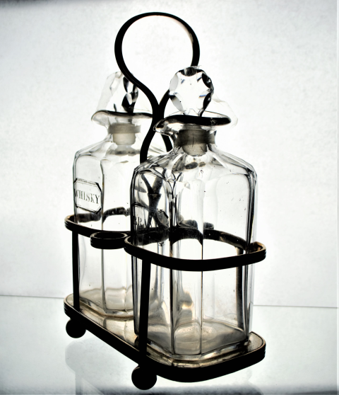 Discover our late 19th/20th century silver-plated Tantalus with two decanters for whisky and brandy. Buy now to enjoy vintage luxury!