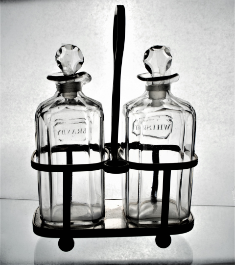 Discover our late 19th/20th century silver-plated Tantalus with two decanters for whisky and brandy. Buy now to enjoy vintage luxury!