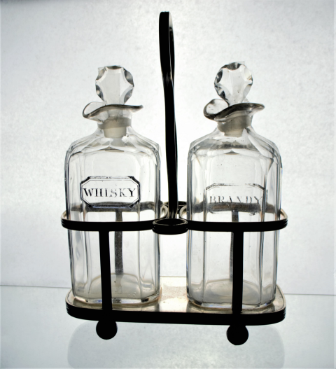 Discover our late 19th/20th century silver-plated Tantalus with two decanters for whisky and brandy. Buy now to enjoy vintage luxury!