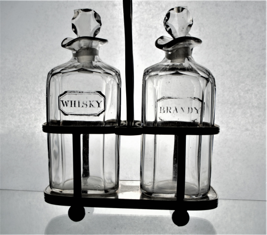 Discover our late 19th/20th century silver-plated Tantalus with two decanters for whisky and brandy. Buy now to enjoy vintage luxury!