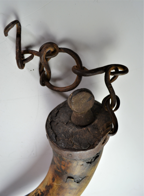 Discover our collection of 19th Century American buffalo horns, unique with axel grease history. One missing stopper. Explore now!