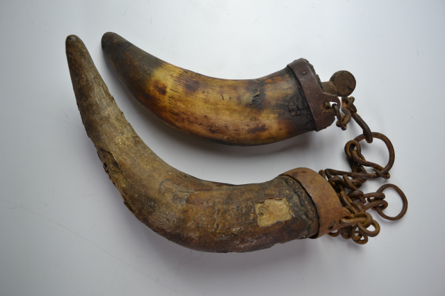 Discover our collection of 19th Century American buffalo horns, unique with axel grease history. One missing stopper. Explore now!