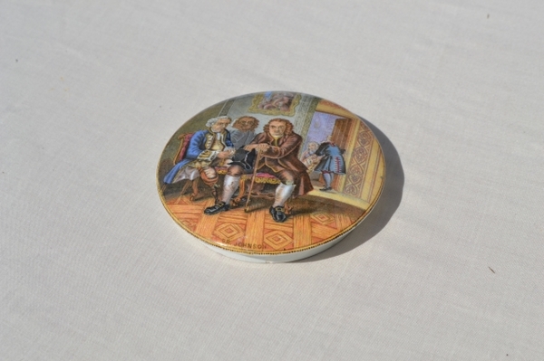 Discover our selection of vintage Dr. Johnson Prattware pot lids. Exceptional condition, perfect for collectors! Buy now and enrich your collection today.