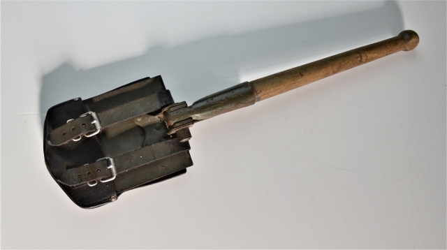 Discover our 1968 dated US entrenching tool in good condition, complete with a leather cover. Shop now and add this unique item to your collection!