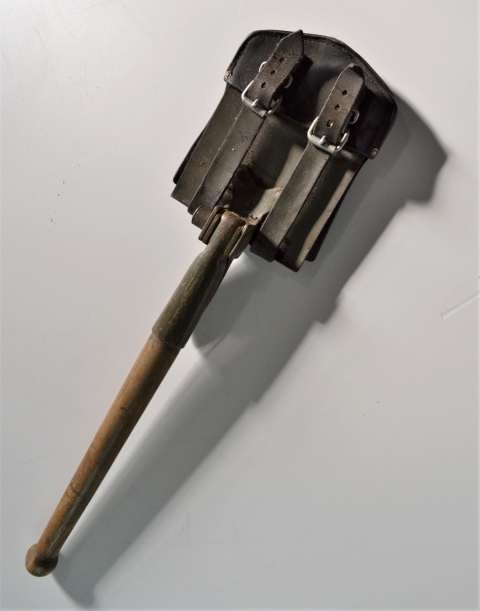 Discover our 1968 dated US entrenching tool in good condition, complete with a leather cover. Shop now and add this unique item to your collection!