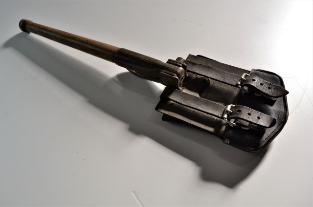 Discover our 1968 dated US entrenching tool in good condition, complete with a leather cover. Shop now and add this unique item to your collection!