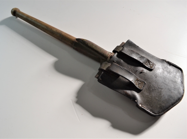 Discover our 1968 dated US entrenching tool in good condition, complete with a leather cover. Shop now and add this unique item to your collection!
