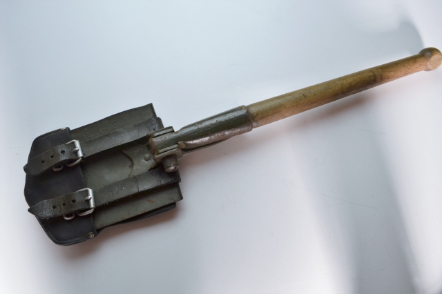 Discover our 1968 dated US entrenching tool in good condition, complete with a leather cover. Shop now and add this unique item to your collection!