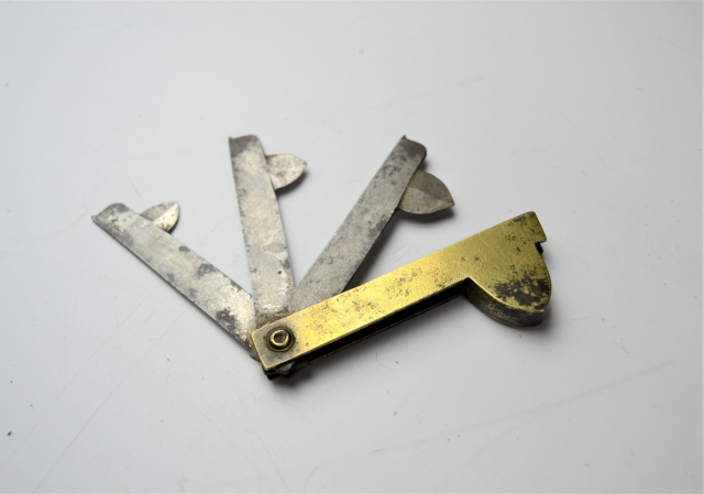 Откройте для себя медный флеам-нож 19-го века от W. Searle. Знаковый шедевр длиной 8 см, который должен быть в вашей коллекции. Посетите наш сайт и приобретите его сегодня!