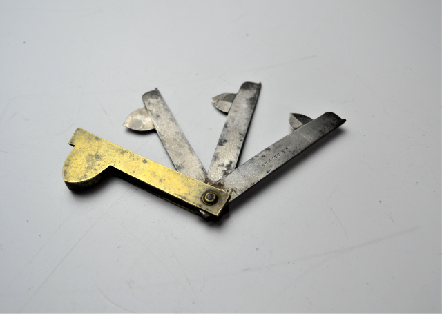 Откройте для себя медный флеам-нож 19-го века от W. Searle. Знаковый шедевр длиной 8 см, который должен быть в вашей коллекции. Посетите наш сайт и приобретите его сегодня!