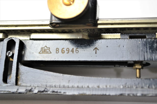 Изучите наш выбор инклинометров из Индии 20-го века от UIC под номером B. 6946 с клеймом WD. Узнайте характеристики, закажите сейчас!