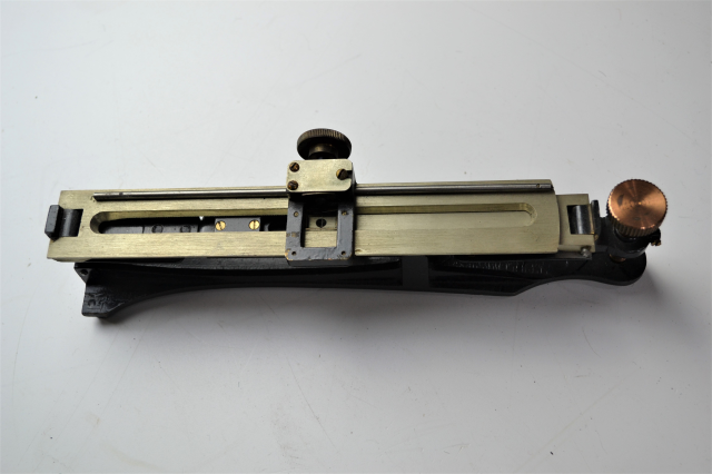 Изучите наш выбор инклинометров из Индии 20-го века от UIC под номером B. 6946 с клеймом WD. Узнайте характеристики, закажите сейчас!