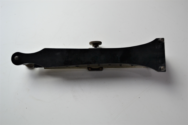 Изучите наш выбор инклинометров из Индии 20-го века от UIC под номером B. 6946 с клеймом WD. Узнайте характеристики, закажите сейчас!