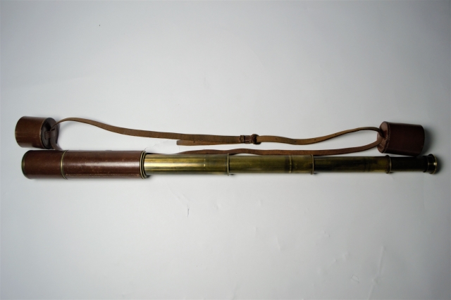 Discover Doland London's vintage five-band telescope from the late 19th/20th century. 106cm long. Explore and buy now!