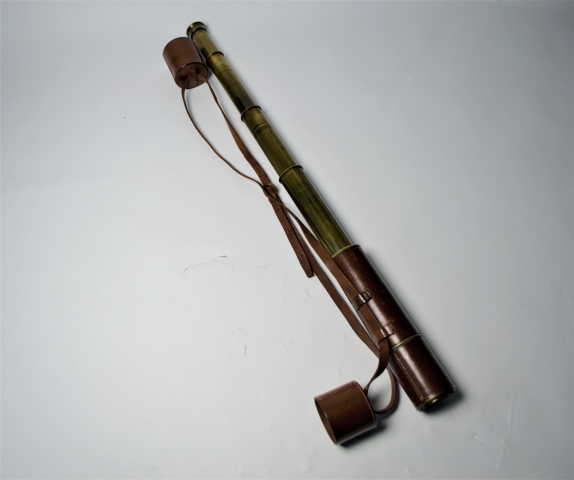 Discover Doland London's vintage five-band telescope from the late 19th/20th century. 106cm long. Explore and buy now!