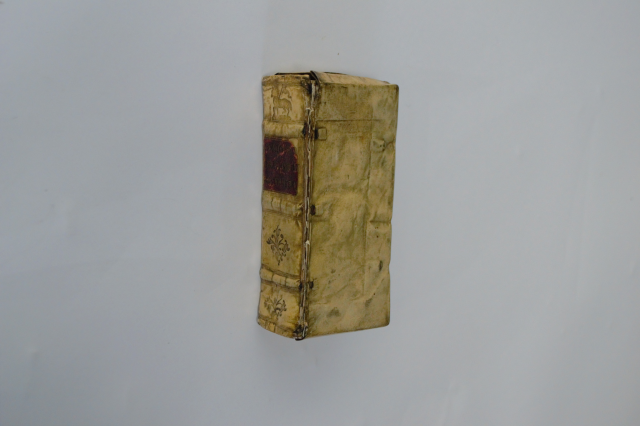 Discover our rare Elizabethan Gentries pocket book from 1569. Admire the Gold writing on its medieval rubricated vellum and enjoy its antique leathery charm. Order now!