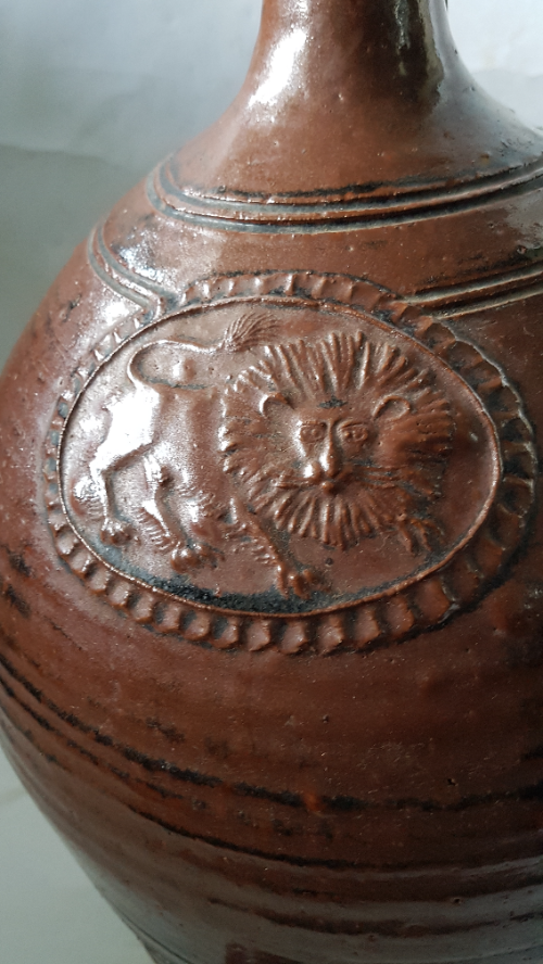 Discover our exclusive large pottery water purifier, glazed and monogrammed by the maker M. Act now for free stand included. Height 52cm. Explore more!