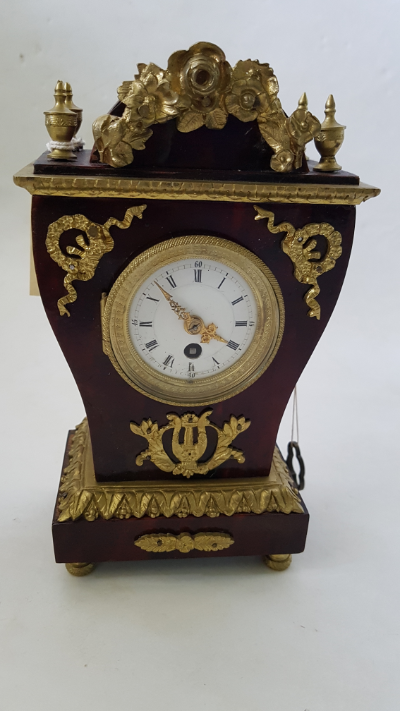 Discover our 19th century French tortoiseshell cased clock, perfectly working with its original key. Showcases gilt metal details and a 20th century movement. Get it now!