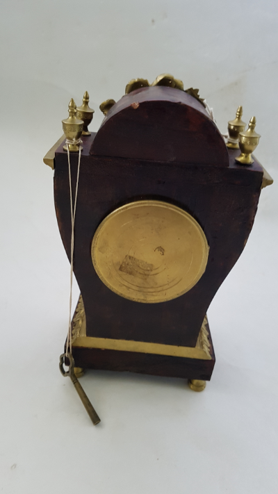 Discover our 19th century French tortoiseshell cased clock, perfectly working with its original key. Showcases gilt metal details and a 20th century movement. Get it now!