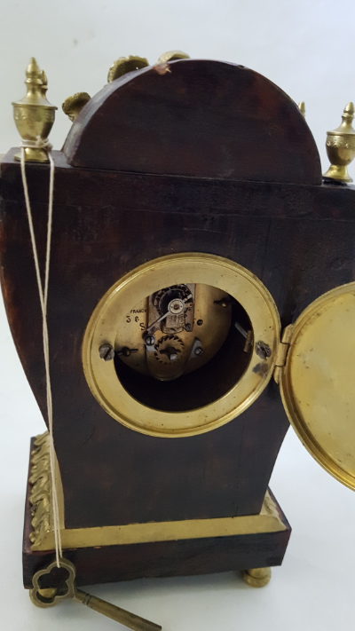 Discover our 19th century French tortoiseshell cased clock, perfectly working with its original key. Showcases gilt metal details and a 20th century movement. Get it now!