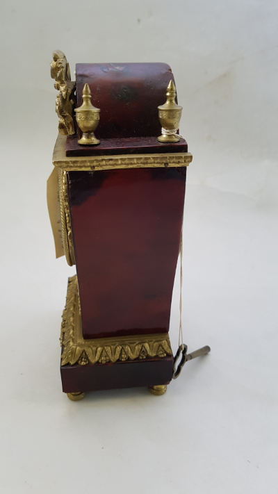 Discover our 19th century French tortoiseshell cased clock, perfectly working with its original key. Showcases gilt metal details and a 20th century movement. Get it now!