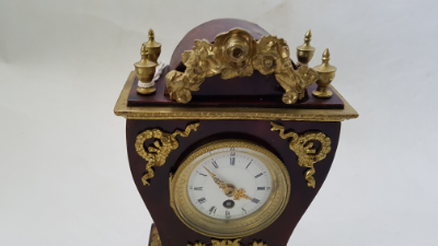 Discover our 19th century French tortoiseshell cased clock, perfectly working with its original key. Showcases gilt metal details and a 20th century movement. Get it now!