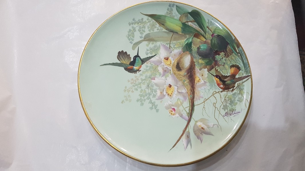 Discover our collection of hand-decorated ceramic plaques. This signed B. Stuart piece, adorned with hummingbirds from 1890, awaits you. Buy now!