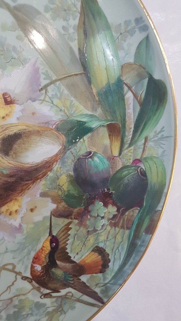 Discover our collection of hand-decorated ceramic plaques. This signed B. Stuart piece, adorned with hummingbirds from 1890, awaits you. Buy now!