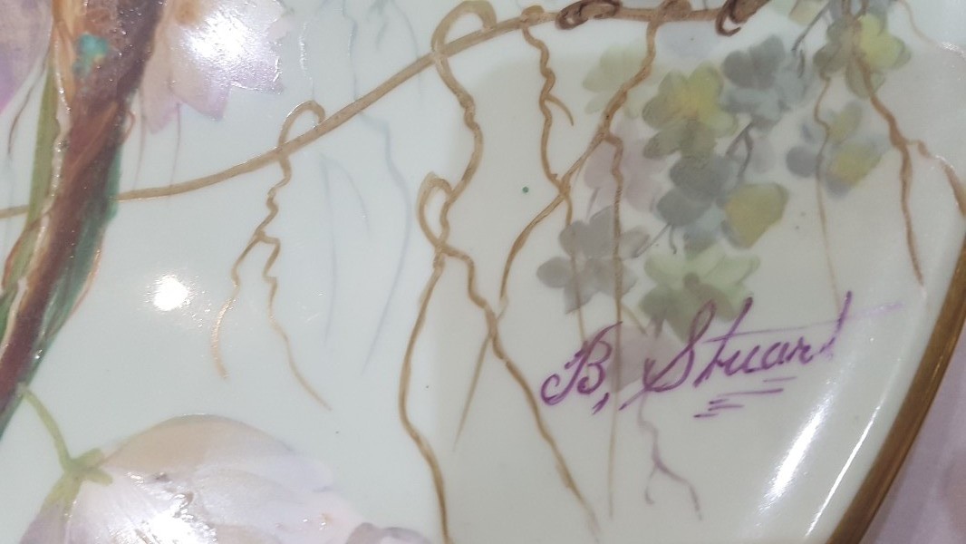 Discover our collection of hand-decorated ceramic plaques. This signed B. Stuart piece, adorned with hummingbirds from 1890, awaits you. Buy now!