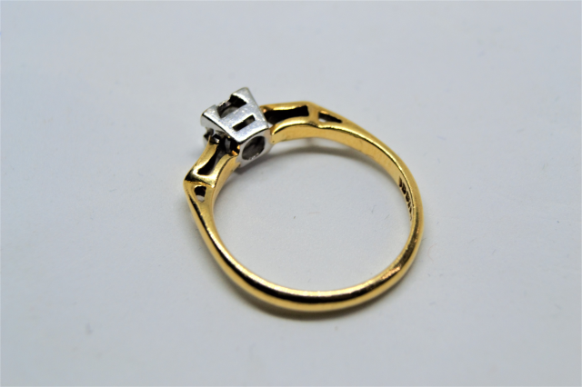 An 18ct Gold With Platinum Setting Solitaire Diamond Ring.