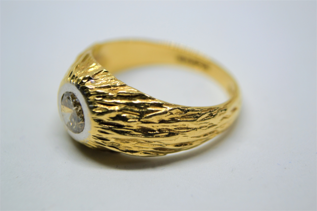 Откройте для себя наше кольцо-солитер из золота 18 карат с бриллиантом, пробирка 750 Лондон 1977 года. Размер S, вес 8,7 г. Приобретите свое бессмертное украшение сегодня!
